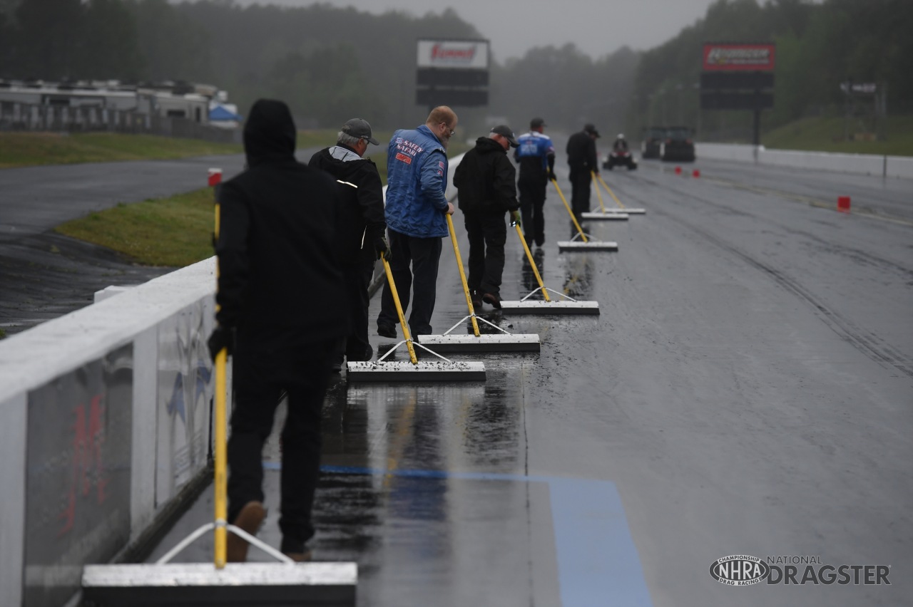 Virginia NHRA Nationals Friday Photo Gallery | NHRA